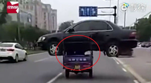 Clip: Dùng xe ba gác chở ô tô mới mua lượn phố và cái kết đắng