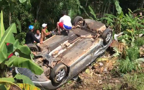 Sau cú tông trực diện, 2 ô tô lao xuống vực sâu