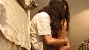 Rủ bé gái hàng xóm 8 tuổi đi lấy nước rồi cưỡng bức dưới suối