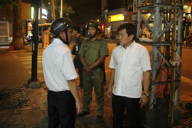 Clip: Giữa đêm, ông Đoàn Ngọc Hải một mình đi dẹp vỉa hè