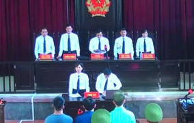 Video: TAND Hoà Bình trả hồ sơ vụ án bác sỹ Hoàng Công Lương