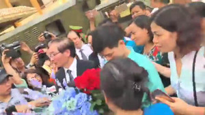 Clip: Dân vây quanh, tặng hoa bác sỹ Hoàng Công Lương sau tuyên án
