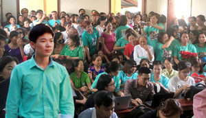 Vì sao người dân mặc áo xanh dự phiên xử bác sĩ Hoàng Công Lương?