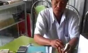 Nộp thuế bằng tiền lẻ rồi phát trực tiếp clip đếm tiền lên Facebook