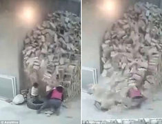 Video: Người lớn bất cẩn, con trẻ chịu hậu quả