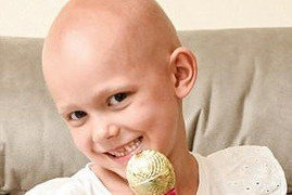 Nghe giọng hát của cô bé 6 tuổi bị ung thư và học cách để can đảm