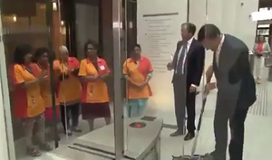 Video: Làm đổ cà phê, Thủ tướng Hà Lan loay hoay lấy chổi tự lau sàn