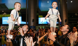 Quốc Nghiệp biểu diễn xiếc cùng con trai tại sân bay