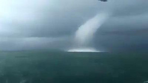 Clip: Vòi rồng khổng lồ xuất hiện trên biển ở Sóc Trăng