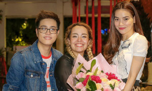 Hồ Ngọc Hà đội mưa đến chúc mừng Bùi Anh Tuấn