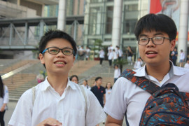 Lộ đề thi Toán vào lớp 10: Giáo viên chụp đề thi tuồn ra ngoài