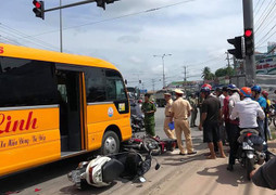 Ô tô khách tông hàng loạt xe máy đang chờ đèn đỏ, nhiều người bị thương nặng