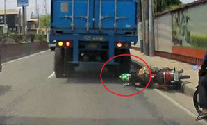 Clip: Bị xe tải nghiến qua đầu, người đi xe máy sống sót kỳ diệu nhờ thứ này