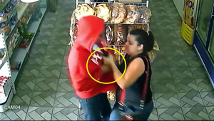 Clip: Nghĩ là súng giả, cô gái liều mạng 'sống mái' với tên cướp