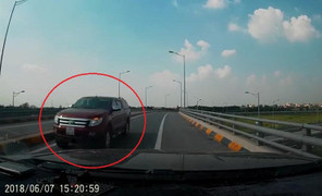 Clip: Ô tô bán tải chạy ngược chiều kiểu 'giết người' trên cao tốc Hưng Yên - Hà Nội