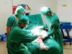 Chân phải ngắn hơn chân trái 4,2cm, nam thanh niên được phẫu thuật kéo dài chân