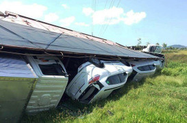 Tránh 2 xe tải vượt nhau, xe khách chở hơn 30 người lao thẳng xuống ruộng