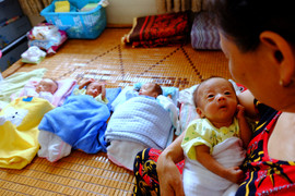 Sản phụ Nghệ An sinh 4: 'Tôi phải ngủ ngồi, cắt ngắn tóc, ăn đứng để tiết kiệm thời gian'