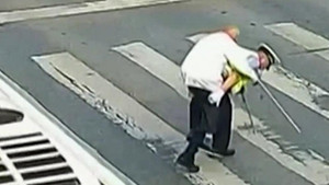 Clip CSGT cõng cụ già sang đường gây bão mạng