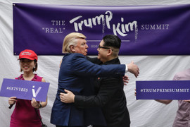 ‘Bản sao Trump – Kim’ thân thiết khuấy động Singapore trước thềm hội nghị thượng đỉnh