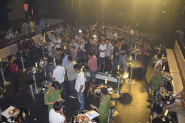 Đột kích tụ điểm ăn chơi xứ Huế, bắt quả tang nhiều vũ nữ ăn mặc hở hang múa cột