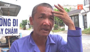 Người đàn ông khuyết tật, bán vé số lấy tiền đi vá ổ gà