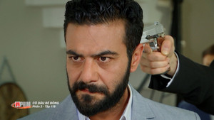 Cô dâu bé bỏng: Cứu em trai, Azad bị chủ sòng bài dí súng vào đầu