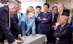 Bức ảnh Tổng thống Trump khoanh tay 'đối đầu' với Thủ tướng Merkel gây bão