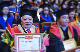 Cụ ông 85 tuổi ở Đà Nẵng nhận bằng thạc sĩ