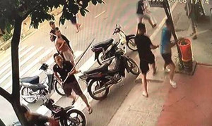 Video: Côn đồ truy sát dã man 2 cha con ở Hải Dương