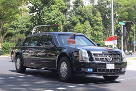 Video: ''Quái thú'' của Tổng thống Trump rời khách sạn Singapore với hơn 30 xe hộ tống