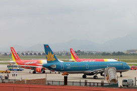 Nhiều khách chậm chuyến bay do người dân xuống đường gây rối: Các hãng hàng không xử lý thế nào?