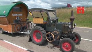 Clip: CĐV Đức lái máy kéo sang Nga xem World Cup