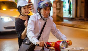 Vợ chồng NSND Lan Hương - Đỗ Kỷ chở nhau bằng xe cub đi may đồ