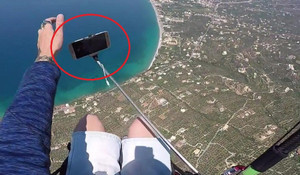 Clip: Dùng gậy tự sướng khi nhảy dù lượn và cái kết đắng