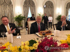 Tổng thống Trump nhận được món quà đặc biệt tại Singapore