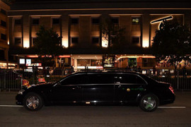 Video: Dàn xe khủng hộ tống ông Kim Jong-un đi dạo phố đêm