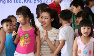 Bận rộn làm giám khảo ‘Hoa hậu Việt Nam 2018’, Đỗ Mỹ Linh vẫn tất bật đi từ thiện