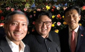 Ảnh selfie tươi rói của ông Kim Jong-un tại Singapore gây 'bão' mạng