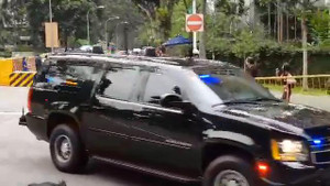 Clip: Đoàn xe chở ông Trump và ông Kim lăn bánh đến hội nghị thượng đỉnh