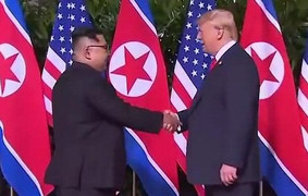 Clip: Khoảnh khắc Trump - Kim mỉm cười bắt tay nhau tại Singapore