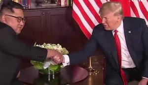 Clip: Gặp gỡ riêng, ông Trump và ông Kim nói gì với nhau?