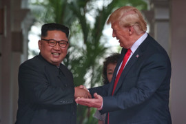 Ảnh: Hai ông Trump-Kim thân thiết và thoải mái ngoài dự đoán ngay lần đầu gặp mặt