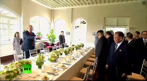 Tổng thống Trump 'gây sốt' khi nhờ phóng viên chụp ảnh sao cho 'trông gầy và đẹp trai hơn'