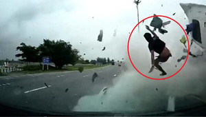 Clip: Tài xế bay khỏi cabin xe tải trong tai nạn thảm khốc