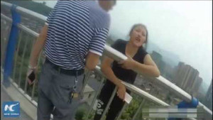 Clip: Cảnh sát ra tay nhanh như cắt, cứu phụ nữ đòi nhảy cầu tự tử