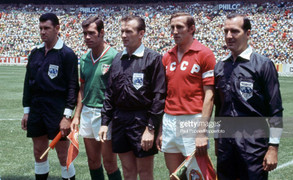 Đây là cầu thủ đầu tiên trong lịch sử World Cup được vào sân từ ghế dự bị