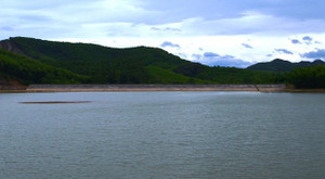 Ra bờ đập chụp ảnh, nữ sinh chết đuối thương tâm