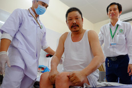 Người đàn ông ngồi dậy thần kỳ sau 5 năm nằm liệt giường vì tai nạn