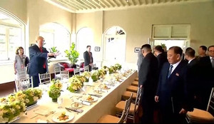 Bữa trưa chung của ông Trump và Kim Jong Un có gì đặc biệt?